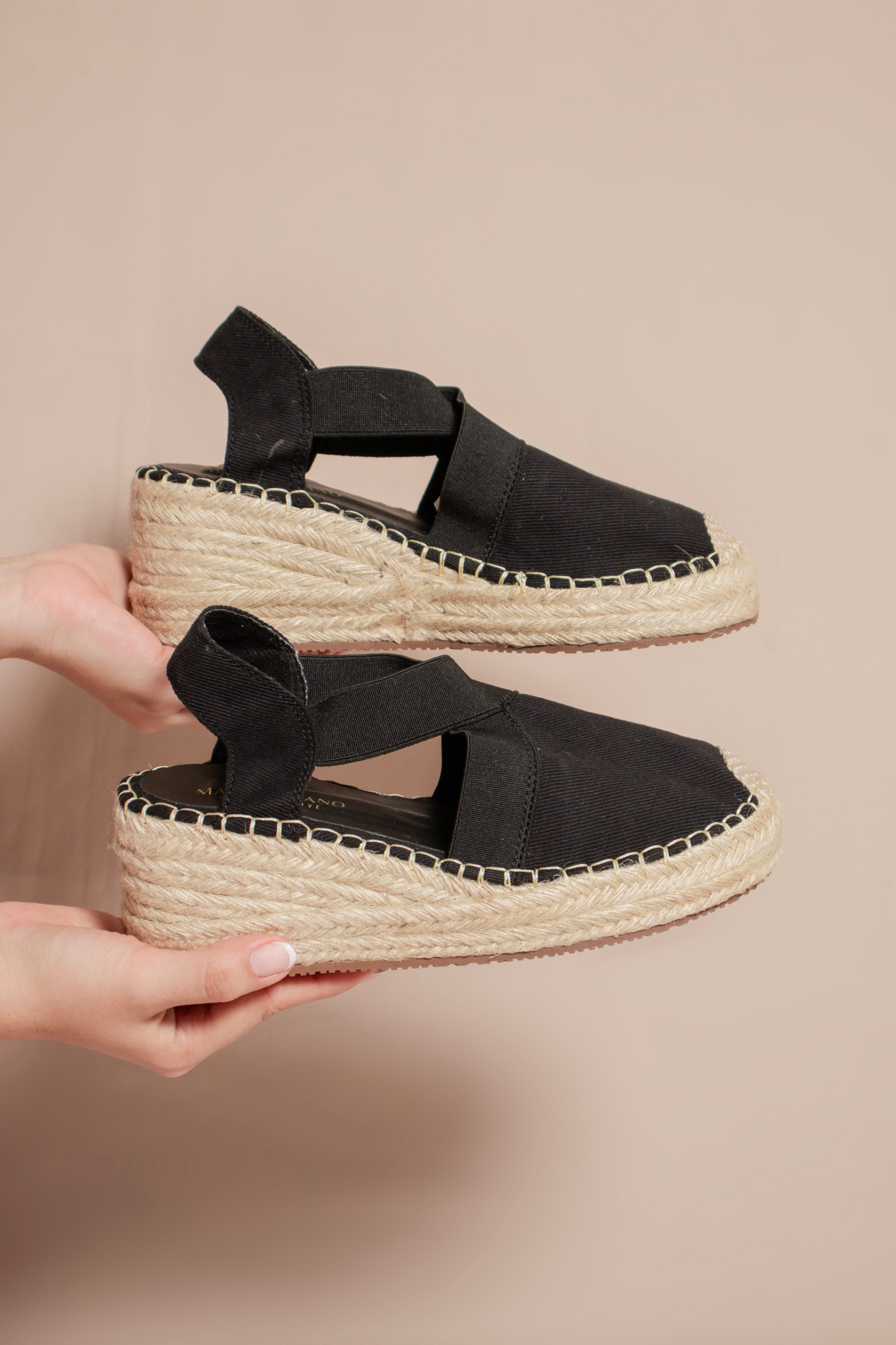 Vista lateral de las espadrilles negras Aurora mostrando el elástico de ajuste y la plataforma de 6cm.