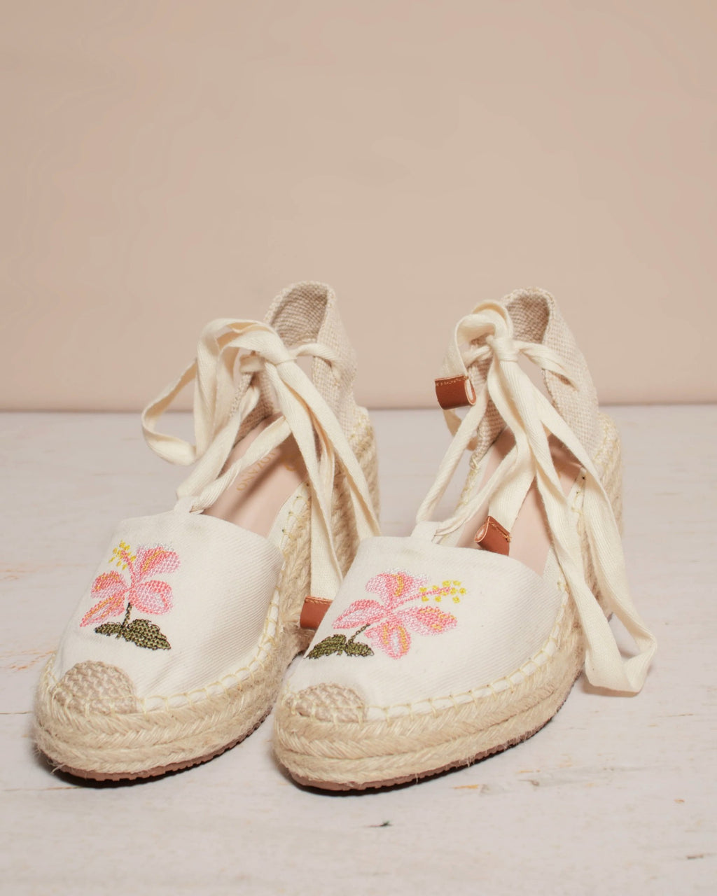 Espadrilles Primavera con bordado floral y cintas de amarre