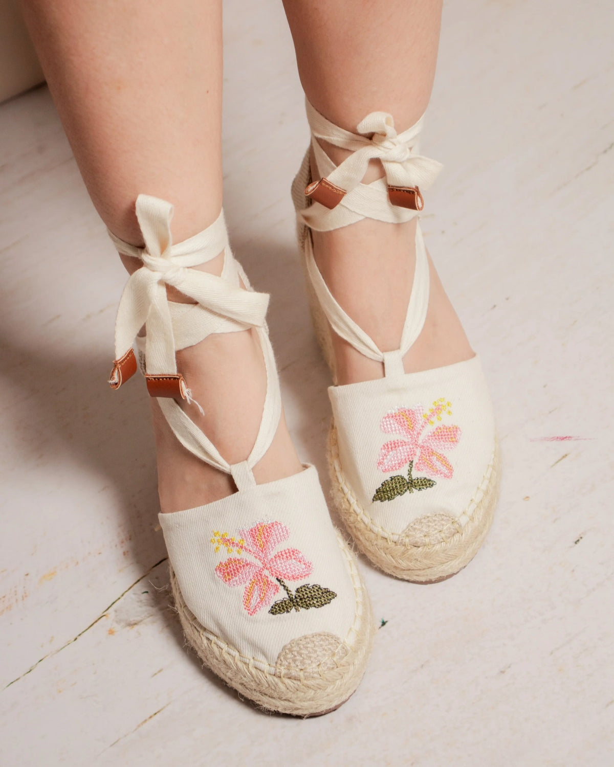Espadrilles Primavera bordadas puestas vistas de frente