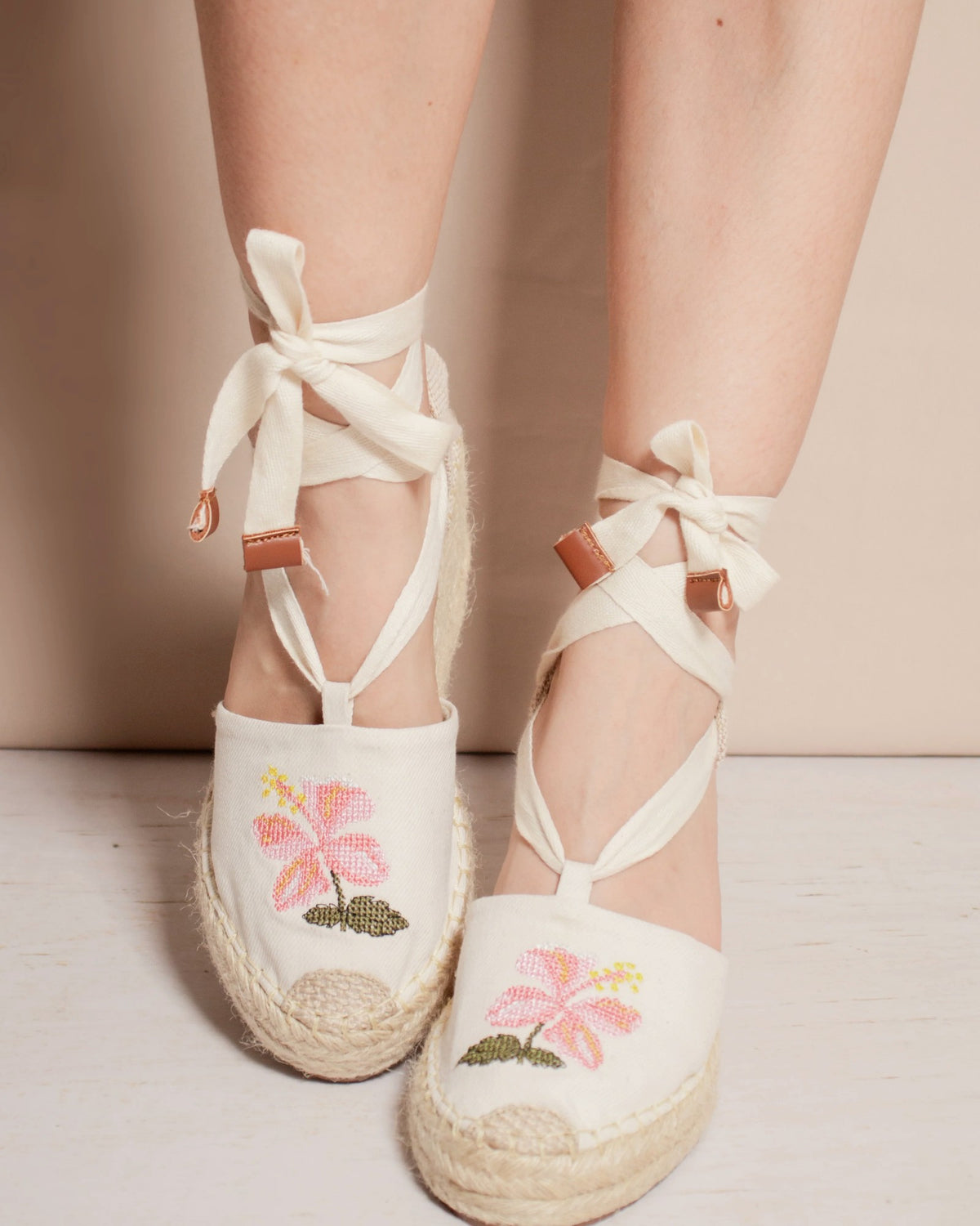 Espadrilles Primavera puestas con amarre al tobillo