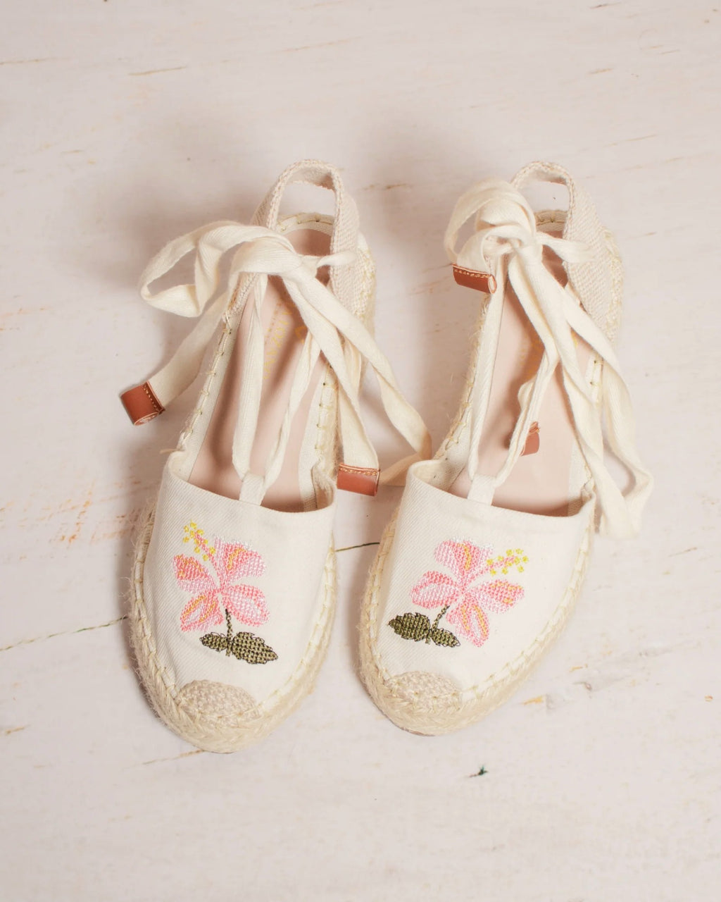 Par de espadrilles Primavera con bordado floral visto de frente