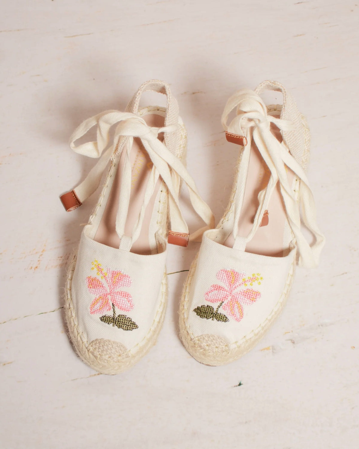 Par de espadrilles Primavera con bordado floral visto de frente