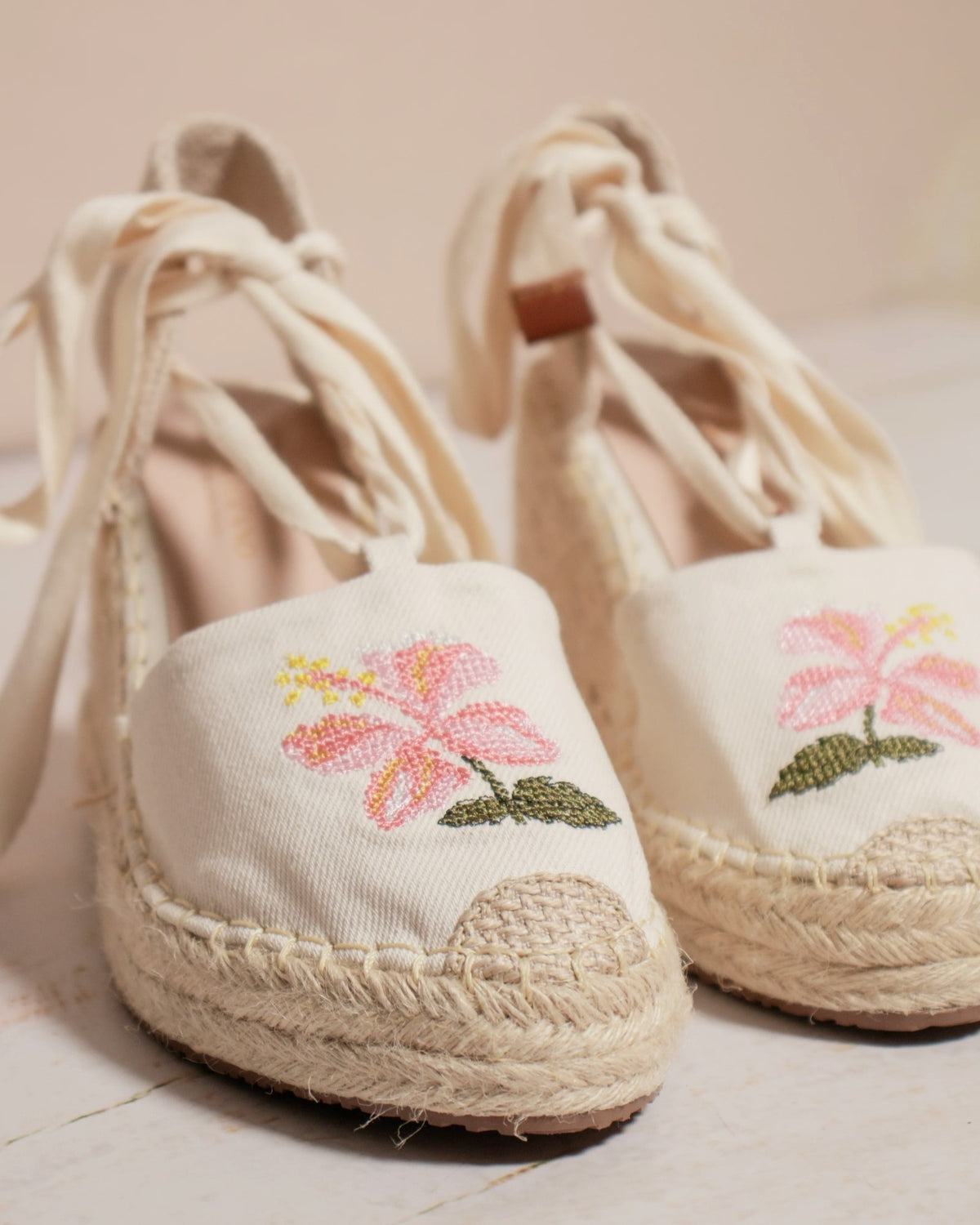 Detalle del bordado floral de las espadrilles Primavera
