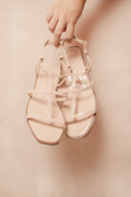 Sandalias planas beige Amelia para un look de verano, aportando sutileza y estilo minimalista.