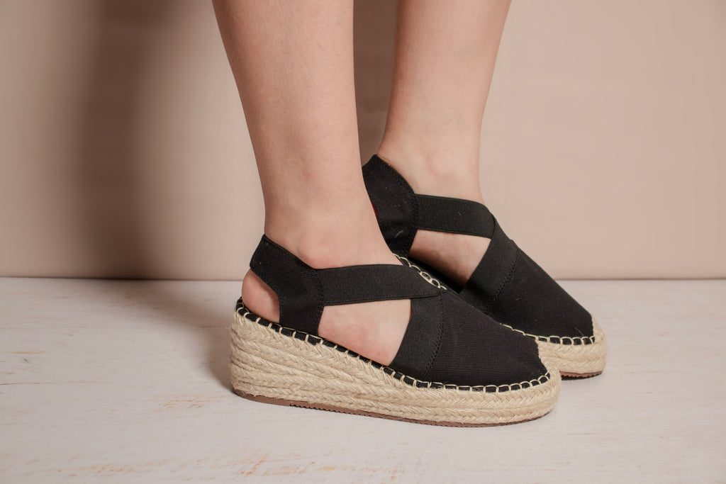 Suela EVA extraliviana de las espadrilles Aurora negras para máxima comodidad al caminar.