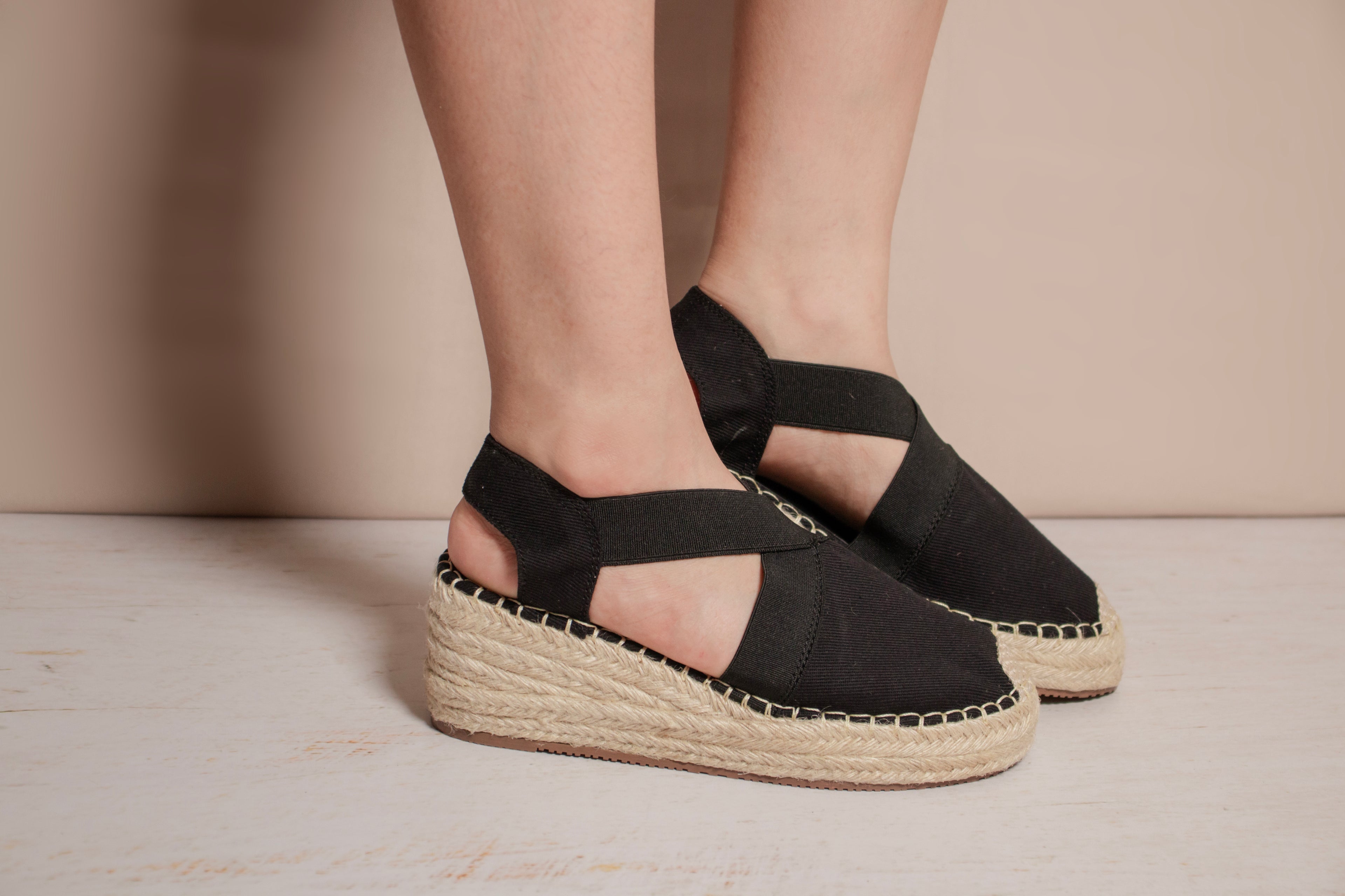Suela EVA extraliviana de las espadrilles Aurora negras para máxima comodidad al caminar.