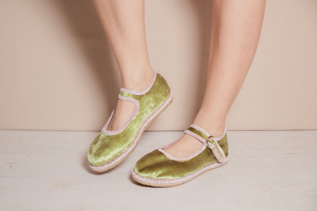 Detalle de la base de yute natural tejida de las bailarinas Julieta color verde.