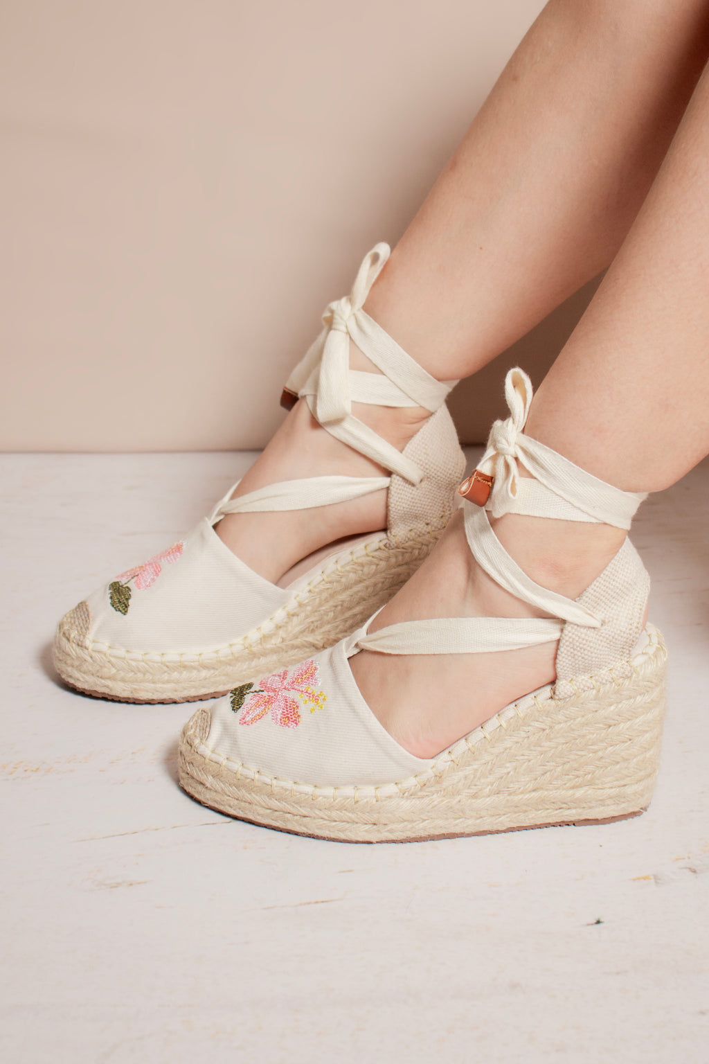 Detalle del talón y estructura de soporte de las espadrilles bordadas Primavera.