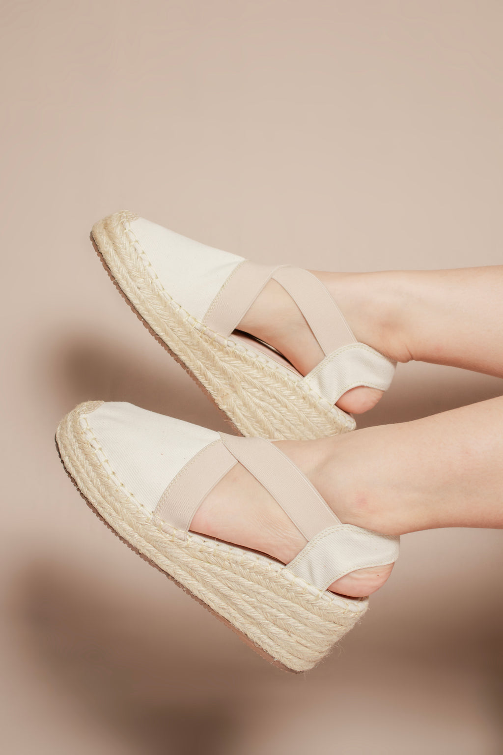 Detalle del talón y elástico de las espadrilles Aurora en tono hueso para un calce perfecto.