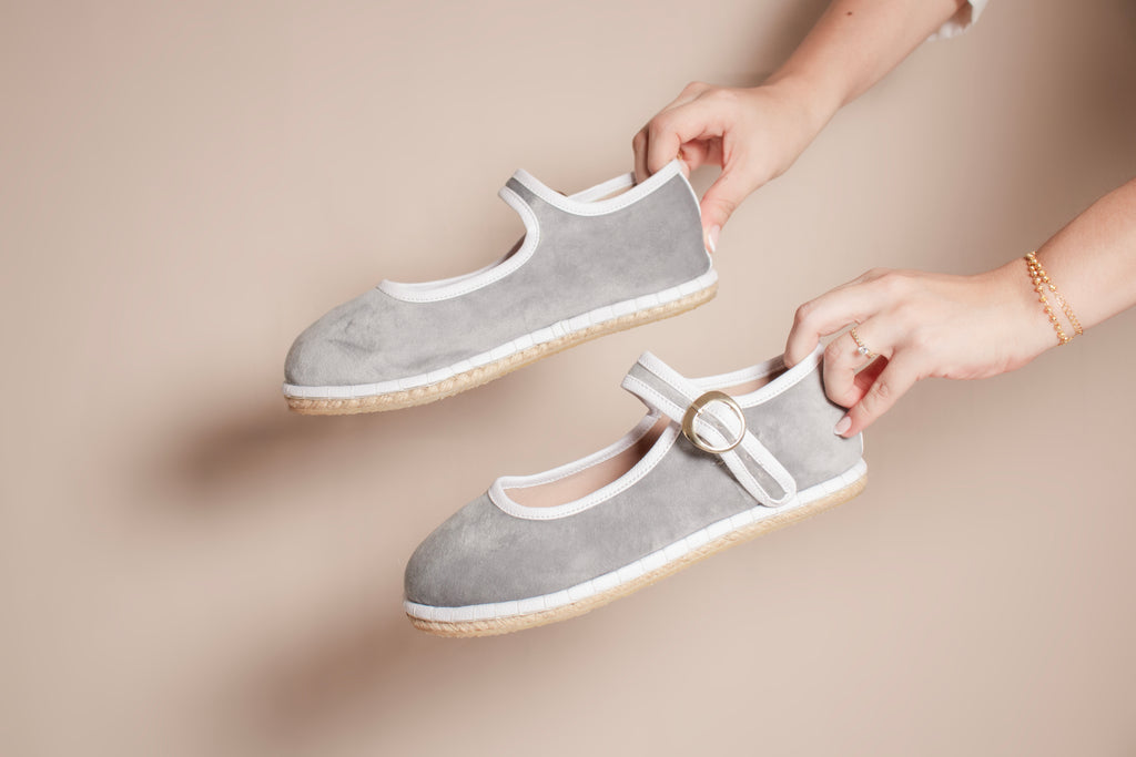 Perspectiva de las bailarinas Julieta color gris, ideales para un estilo fresco y artesanal.