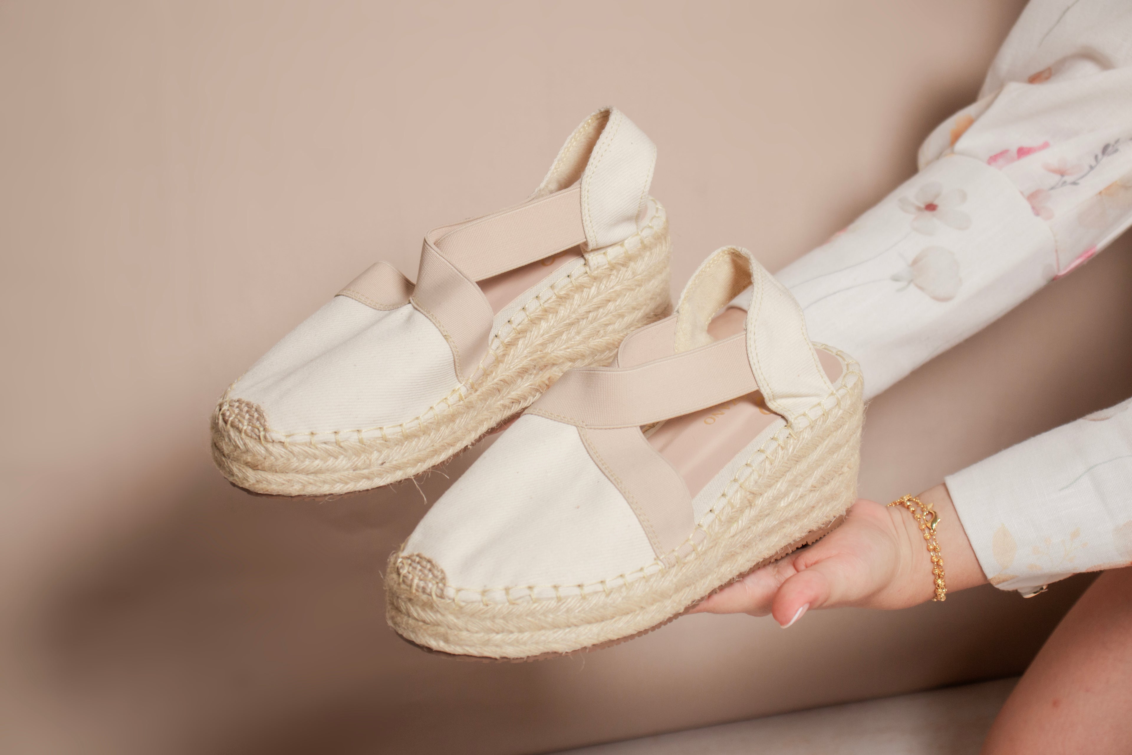 Acercamiento a la textura del textil y el yute natural de las espadrilles Aurora color hueso.