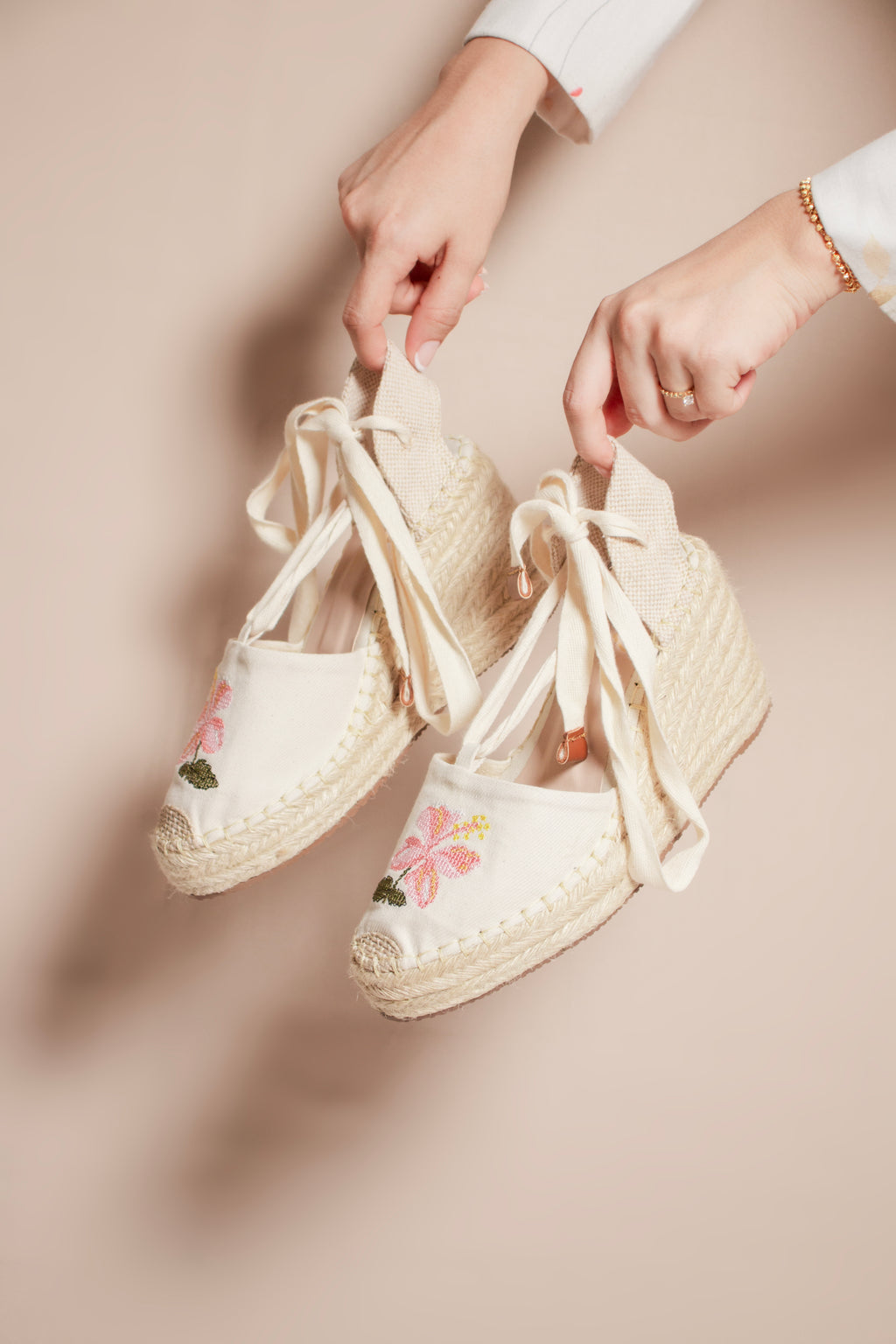 Acercamiento a la cuña de yute natural tejida a mano de la referencia Primavera.